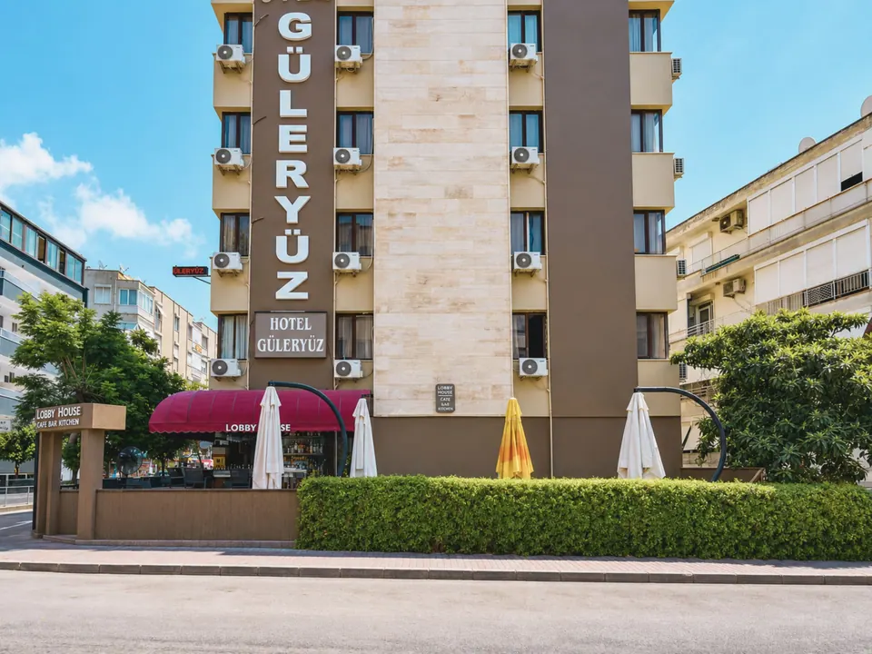 Kafe ve otel çevresi